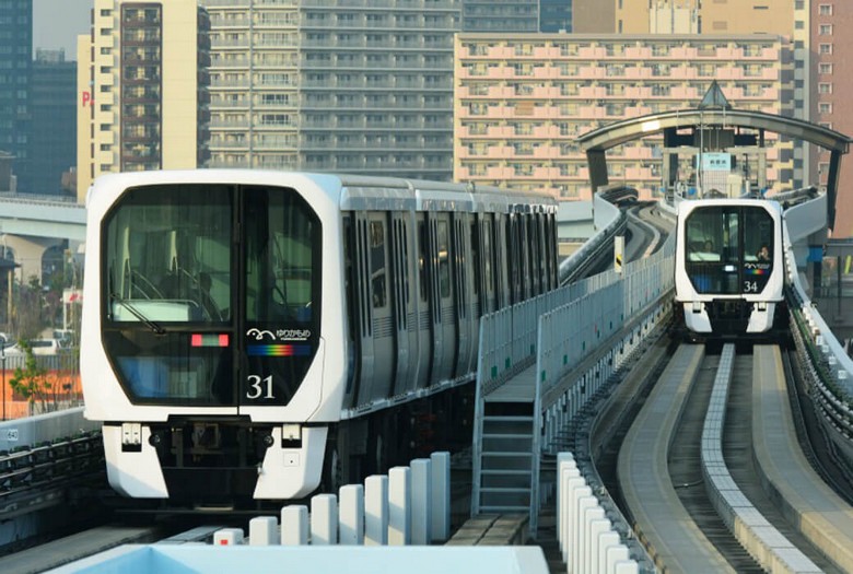 Tàu Yurikamome chạy trên cao qua Cầu Cầu Vồng vào Odaiba