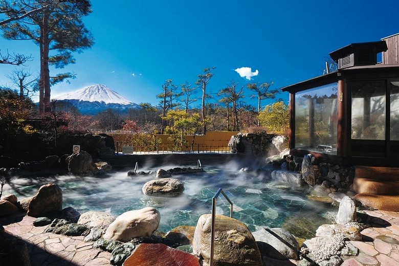 Bồn tắm onsen ngoài trời nhìn ra núi Phú Sĩ phủ tuyết