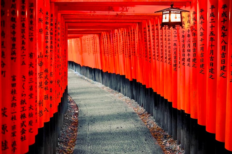 Đường hầm nghìn cổng torii đỏ ở đền Fushimi Inari