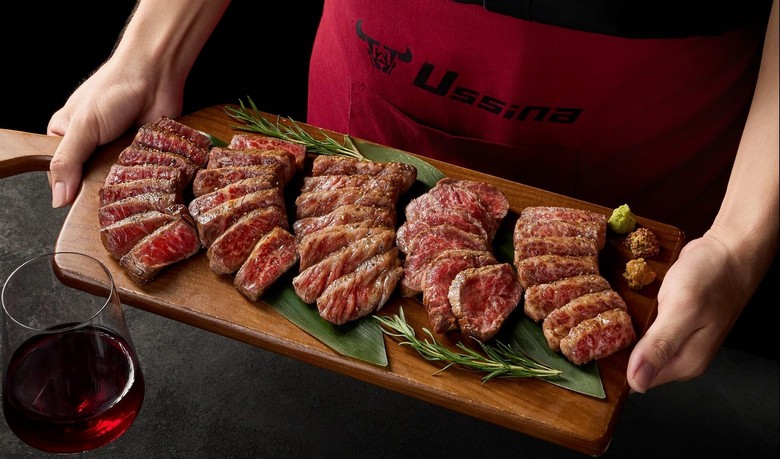 Suất bò Kobe áp chảo trên bàn ăn