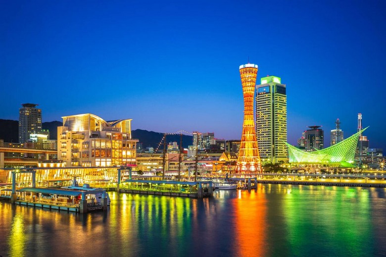 Tháp cảng Kobe lên đèn bên vịnh buổi tối