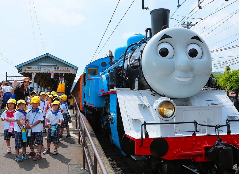  Bé chơi trò tàu hỏa ở Thomas Land với núi Phú Sĩ phía sau